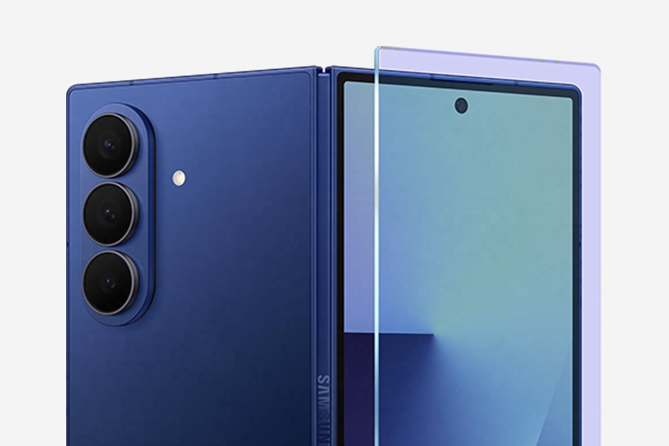 Galaxy Z Fold7 widziany prawie całkowicie rozłożony od tyłu. Nad ekranem zewnętrznym unosi się warstwa ochronnego szkła. Galaxy Z Fold7 widziany prawie całkowicie rozłożony od tyłu. Nad ekranem zewnętrznym unosi się warstwa ochronnego szkła.