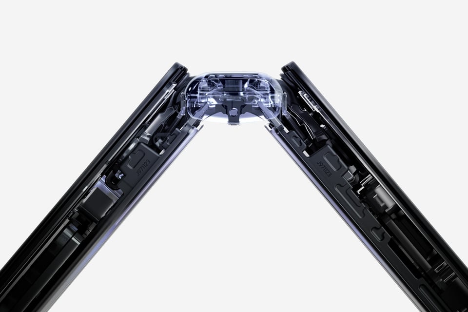 Zbliżenie na Galaxy Z Fold7, lekko złożonego z boku, w stylu rentgenowskim – ukazujące mechanikę zawiasu Armor FlexHinge wewnątrz urządzenia. Zbliżenie na Galaxy Z Fold7, lekko złożonego z boku, w stylu rentgenowskim – ukazujące mechanikę zawiasu Armor FlexHinge wewnątrz urządzenia.