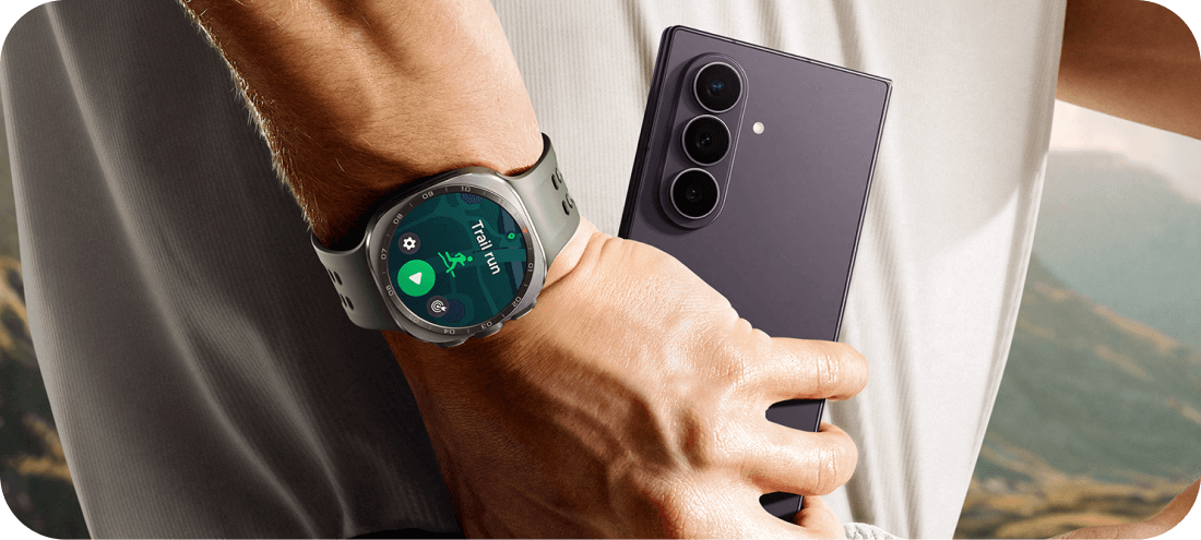 Galaxy Watch Ultra2 na nadgarstku i Galaxy Z Fold8 Ultra trzymany w dłoni.