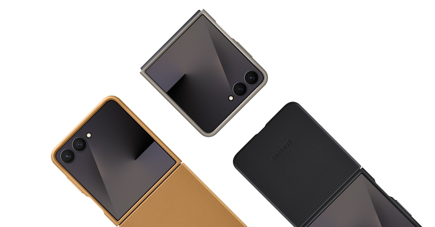 Trzy urządzenia Galaxy Z Flip7 są ustawione obok siebie. Dwa rozłożone urządzenia Galaxy Z Flip7 są widoczne z przodu z założonym brązowym i czarnym etui Kindsuit Case. Kolejne złożone urządzenie Galaxy Z Flip7 z założonym ciemnoszarym etui Kindsuit Case jest widoczne z przodu z oknem FlexWindow.