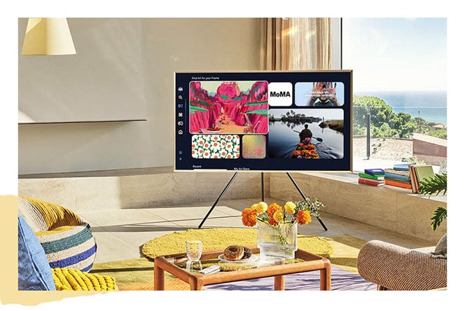 664x444 1 Tryb Sztuka włączony na telewizorze Samsung The Frame (2025) ustawiony na nóżkach w pokoju z widokiem na morze