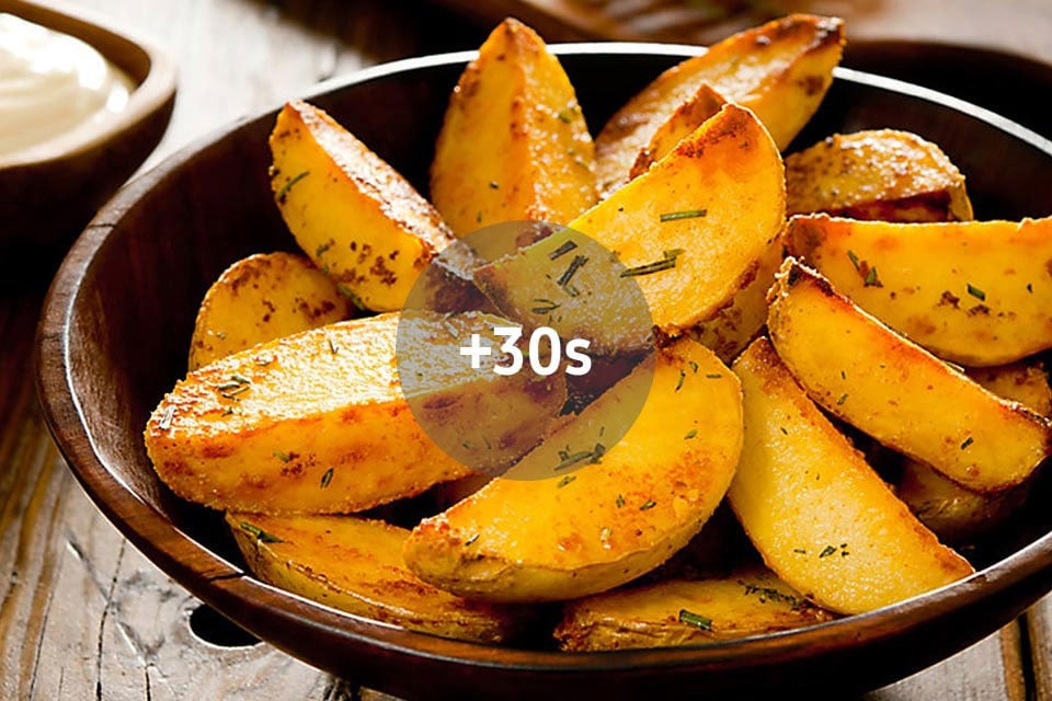 Zdjęcie pokazuje apetycznie przyrumienione ziemniaczki za pomocą funkcji grill +30s