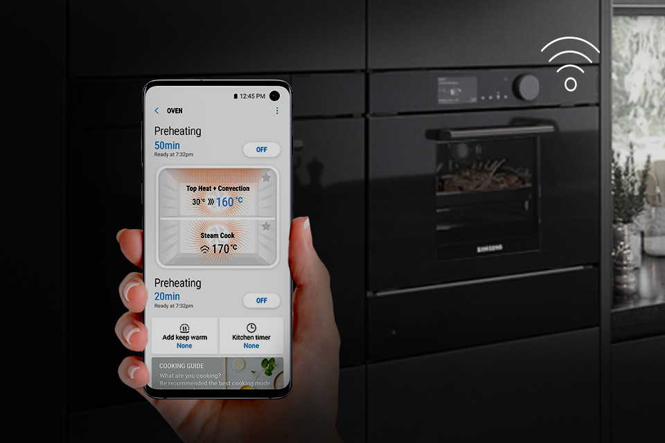 na zdjęciu telefon z włączoną aplikacją SmartThings umożliwiającą zdalne sterowanie piekarnikiem kompaktowym Samsung