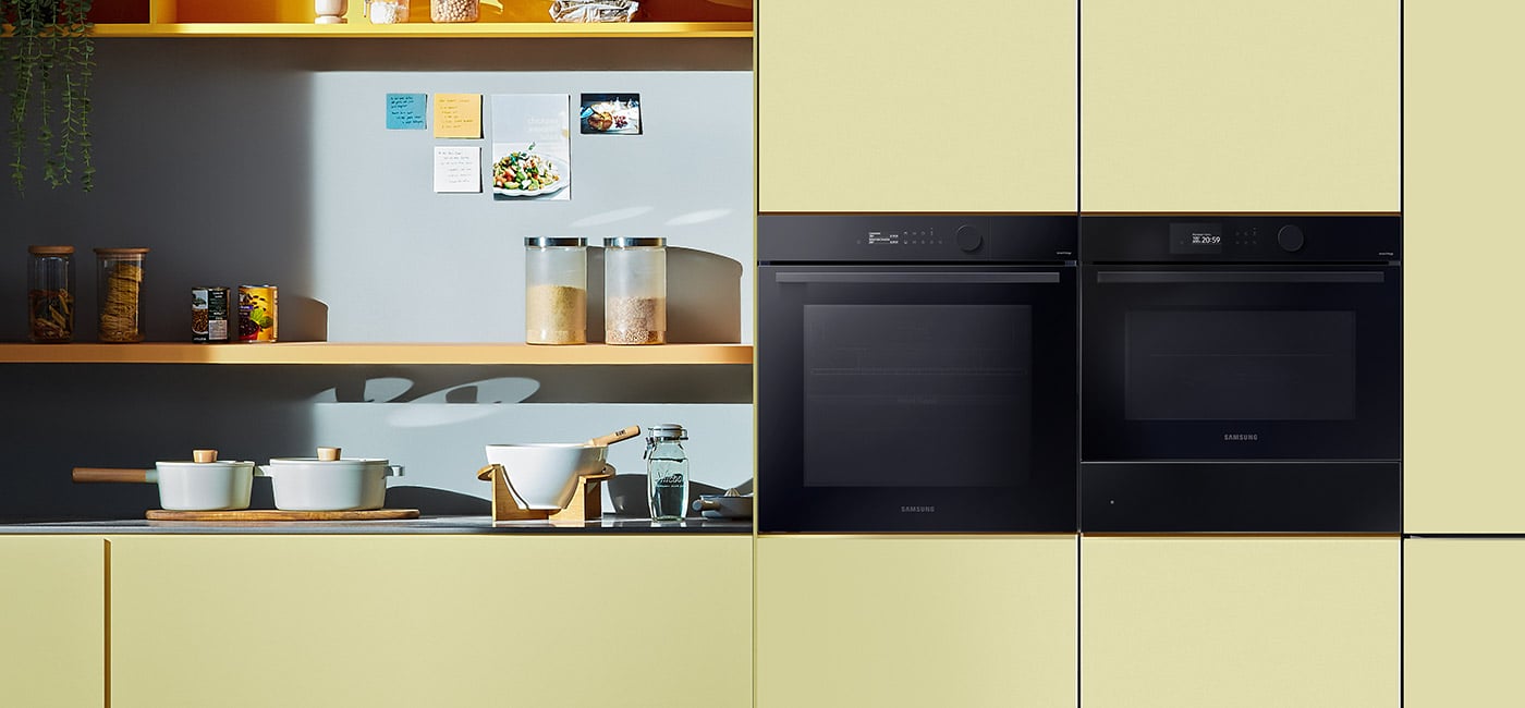 Zdjęcie pokazuje dwa piekarniki Samsung w kuchni w kolorze pastelowej zieleni