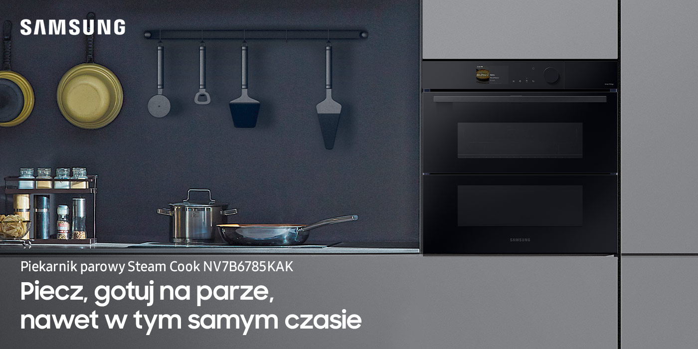 Zdjęcie przedstawia kuchenny blat, nad którym zawieszone są akcesoria kuchenne. Po jego prawej stronie zainstalowany jest natomiast piekarnik parowy Steam Cook NV7B6785KAK.