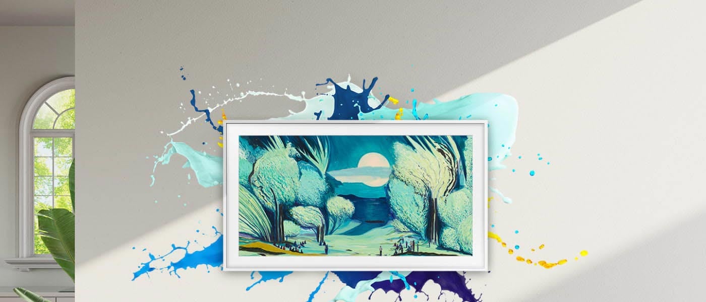 Telewizor The Frame wyświetlający dzieło sztuki wisi na ścianie z tłem pokrytym rozbryzgami farby w różnych kolorach.