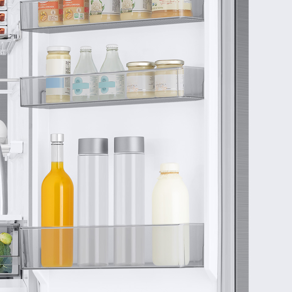 Zdjęcie pojemników drzwiowych, które pozwalają przechować w lodówce z sieci Neonet więcej produktów