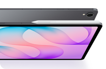 Tablet Samsung Galaxy Tab S12+ pokazany z przodu i tyłu z rysikiem S Pen Tablet Samsung Galaxy Tab S12+ pokazany z przodu i tyłu z rysikiem S Pen