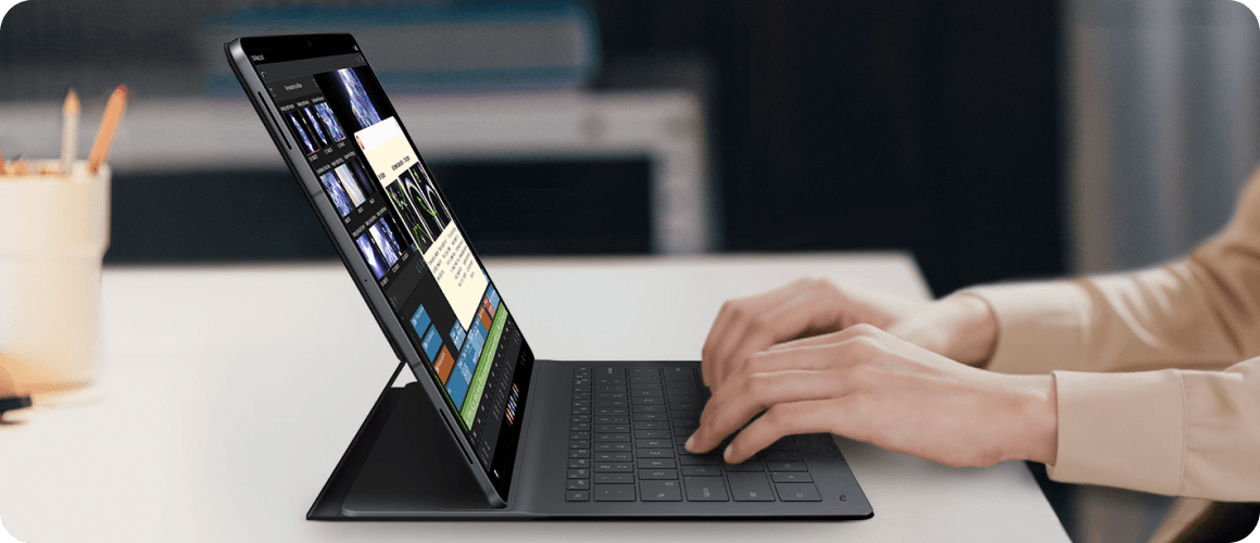 Tablet Galaxy z podłączoną klawiaturą umożliwiającą pracę jak na laptopie.