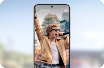 Smartfon Galaxy nagrywa występ wokalisty na scenie podczas koncertu.