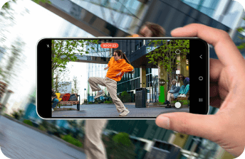 Dłoń nagrywa tańczącą osobę smartfonem Galaxy, prezentując stabilizację obrazu w ruchu.