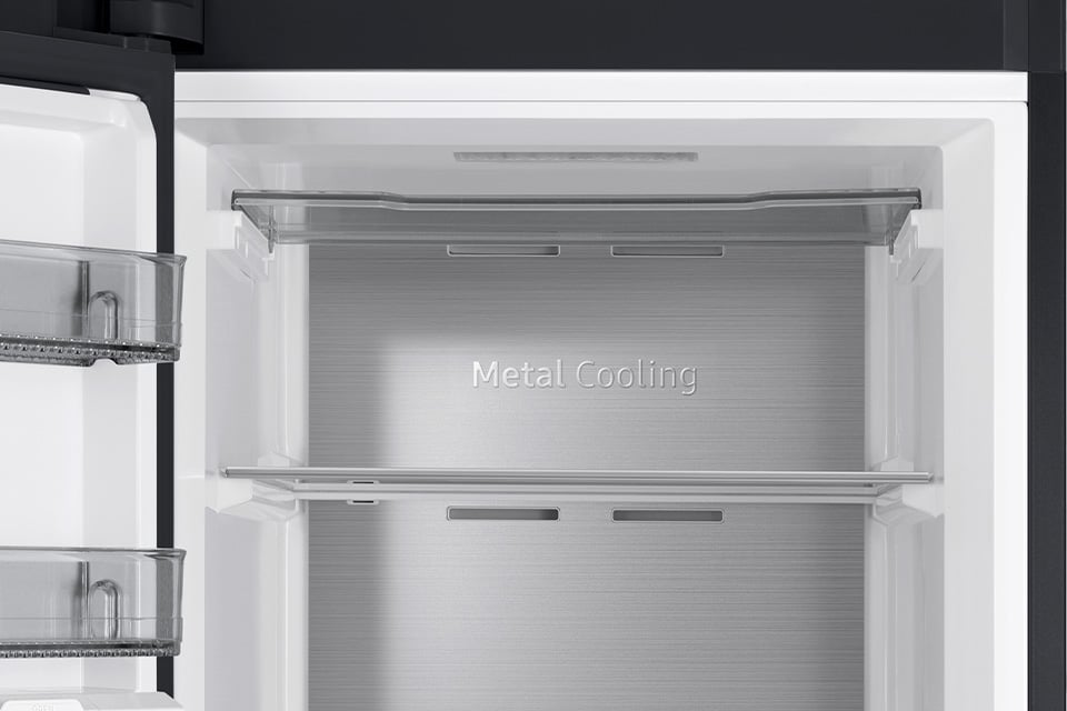 Metalowy panel zamontowany na tylnej ściance szybciej przywraca ustawioną temperaturę we wnętrzu po otwarciu drzwi