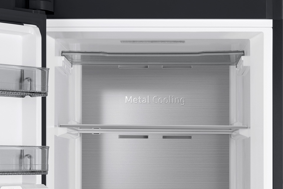 Panel Metal Cooling umieszczony na tylnej ściance zamrażarki utrzymuje właściwe warunki chłodzenia
