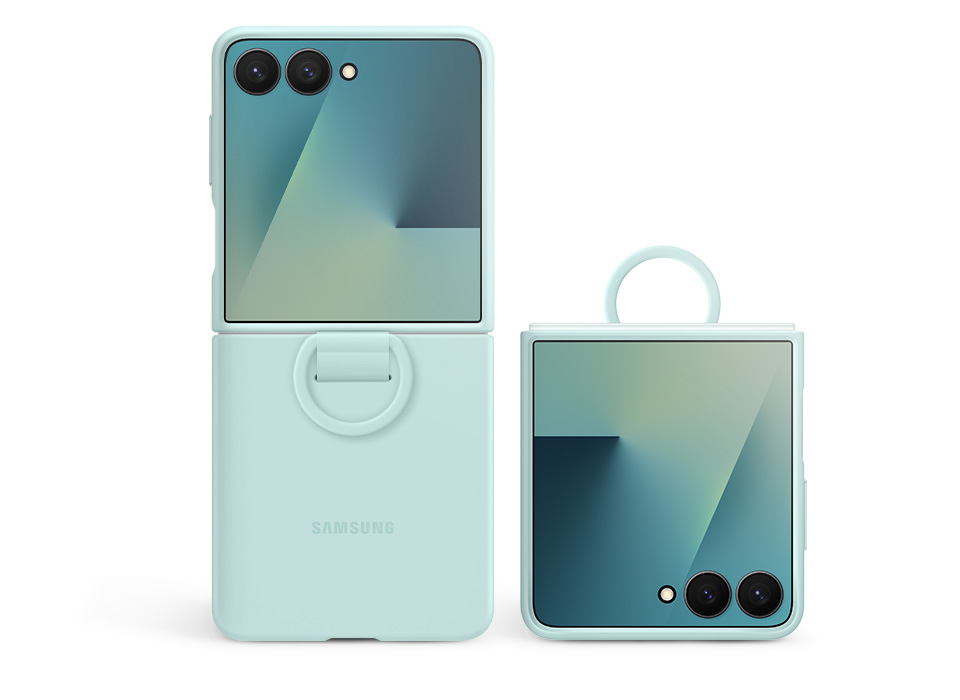 Dwa urządzenia Galaxy Z Flip7 stoją pionowo z przodu z włączonym oknem FlexWindow. Jedno jest rozłożone, a drugie złożone. Mają założone jasnobłękitne etui Ring Case (Silicone), pokazując łatwe do przenoszenia pierścienie w pobliżu zawiasów.