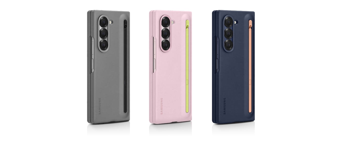 Drei vollständig gefaltete Galaxy Z Fold6 in S Pen Cases in einer Reihe. Jede Hülle hat eine andere Farbe: grau mit schwarzem S Pen, rosa mit limonengrünem S Pen und blau mit rosafarbenem S Pen. In allen Fällen kann der S Pen sicher und bequem im hinteren Fach der Hülle aufbewahrt werden.