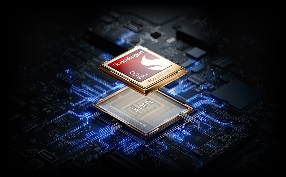 Czerwono-złoty chipset Snapdragon 8 Elite dla Galaxy wpływa nad płaski czarny chip, na którym widnieje napis "Stworzony dla Galaxy". Czerwono-złoty chipset Snapdragon 8 Elite dla Galaxy wpływa nad płaski czarny chip, na którym widnieje napis "Stworzony dla Galaxy".