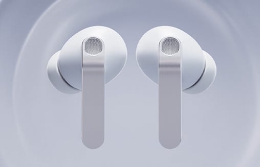 Dwie słuchawki obok siebie. Efekt wibracji delikatnie wstrząsa słuchawkami, pokazując potężny dźwięk w Galaxy Buds4 Pro.