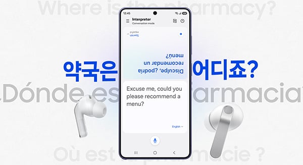 Galaxy między białymi Buds4Pro; w tle „Gdzie jest apteka?” w kilku językach, ekran Tłumacza hiszpański/angielski.