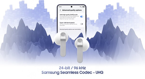 Galaxy z „Zaawansowanymi opcjami jakości”: UHQ włączone, superszerokopasmowa mowa wyłączona; przed nim białe Buds4.