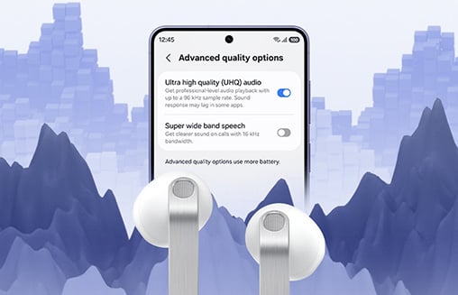 Smartfon Galaxy z włączonym UHQ, wyłączoną mową superszeroką; przed nim białe Galaxy Buds4.