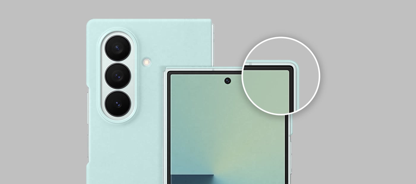 Pokazano widok z bliska dwóch Galaxy Z Fold7, jeden pokazujący przód, a drugi tył, z założonym miętowym etui Silicone Case i przednim ekranem z założoną folią antyrefleksyjną. Powiększona wstawka podkreśla smukłą krawędź i dopasowanie osłony ekranu.