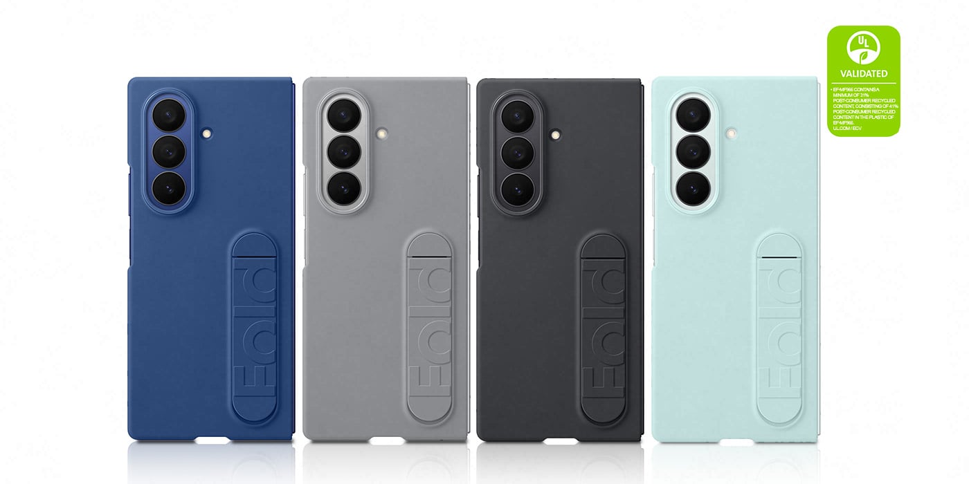 Cztery złożone urządzenia Galaxy Z Fold7 stoją pionowo w widoku z tyłu. Mają etui Silicone Case w kolorze miętowym, szarym, niebieskim i czarnym. Tekst brzmi ZATWIERDZONY PRZEZ UL PRODUKT EF-MF966 ZAWIERA MINIMUM 31% MATERIAŁÓW POCHODZĄCYCH Z RECYKLINGU POKONSUMENCKIEGO, SKŁADAJĄCY SIĘ W 41% Z PLASTIKU POCHODZĄCEGO Z RECYKLINGU POKONSUMENCKIEGO EF-MF966. UL.COM/ECV