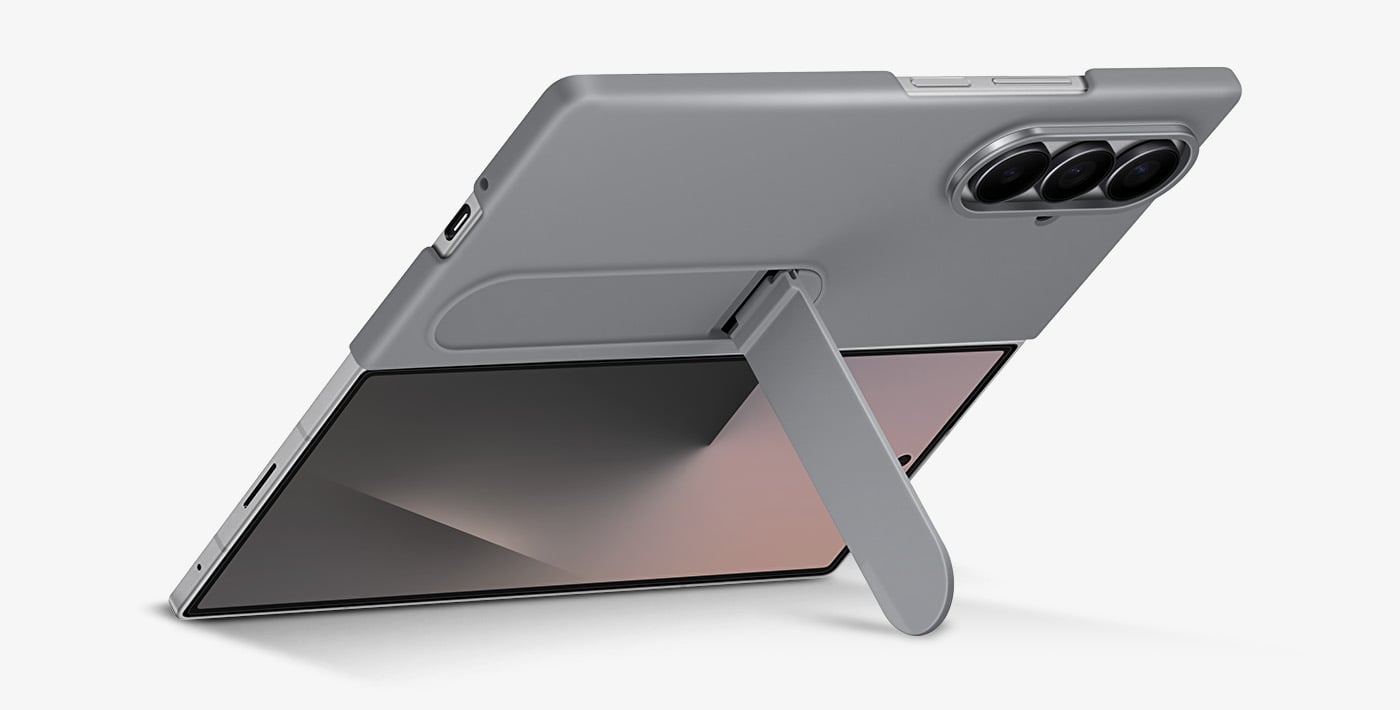 Galaxy Z Fold7 jest rozłożony w trybie poziomym z założonym szarym etui Silicone Case. Podstawka etui podtrzymuje urządzenie, które jest podparte i ustawione pod niewielkim kątem.