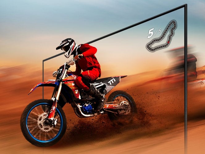 Ostry i wyraźny motocyklista wyjeżdża z ekranu telewizora Samsung Crystal UHD U8092F 4K Smart TV (2025) z Upłynniaczem Ruchu