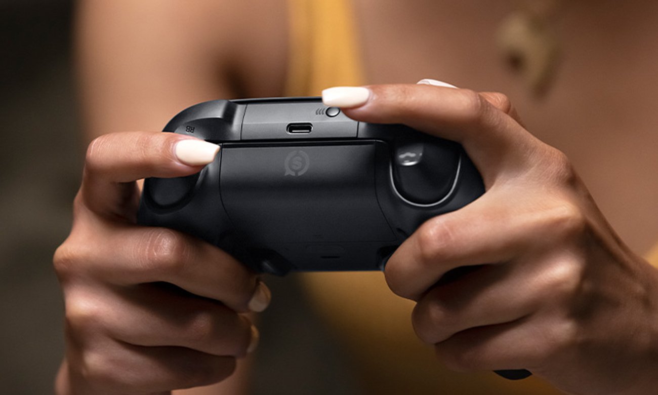 Kontroler bezprzewodowy SCUF Instinct Pro - Grafika lifestyle