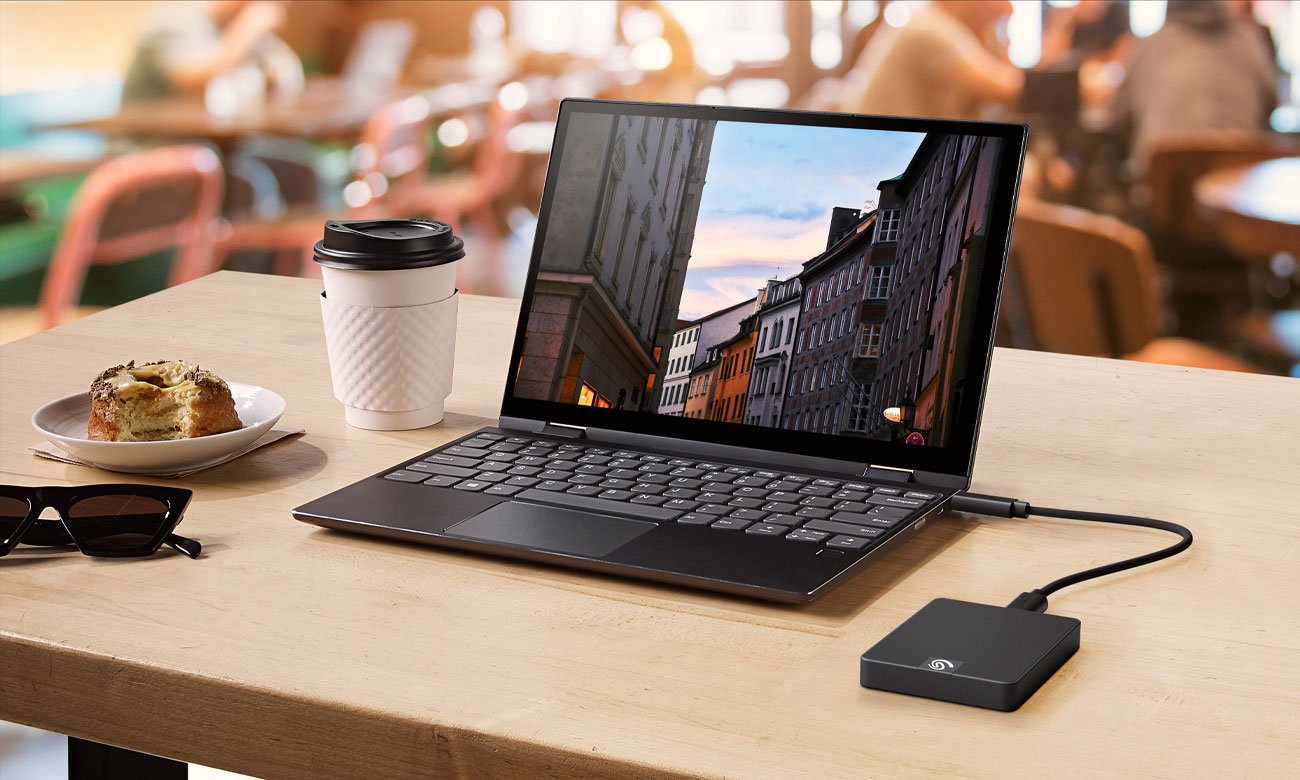 Seagate Expansion SSD z laptopem