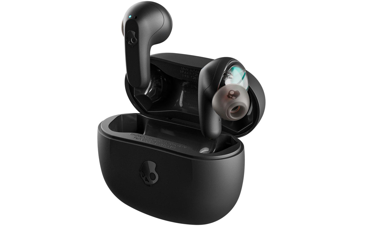 Słuchawki bezprzewodowe Skullcandy Rail Czarne - Widok z przodu pod kątem wraz z otwartym etui ładującym