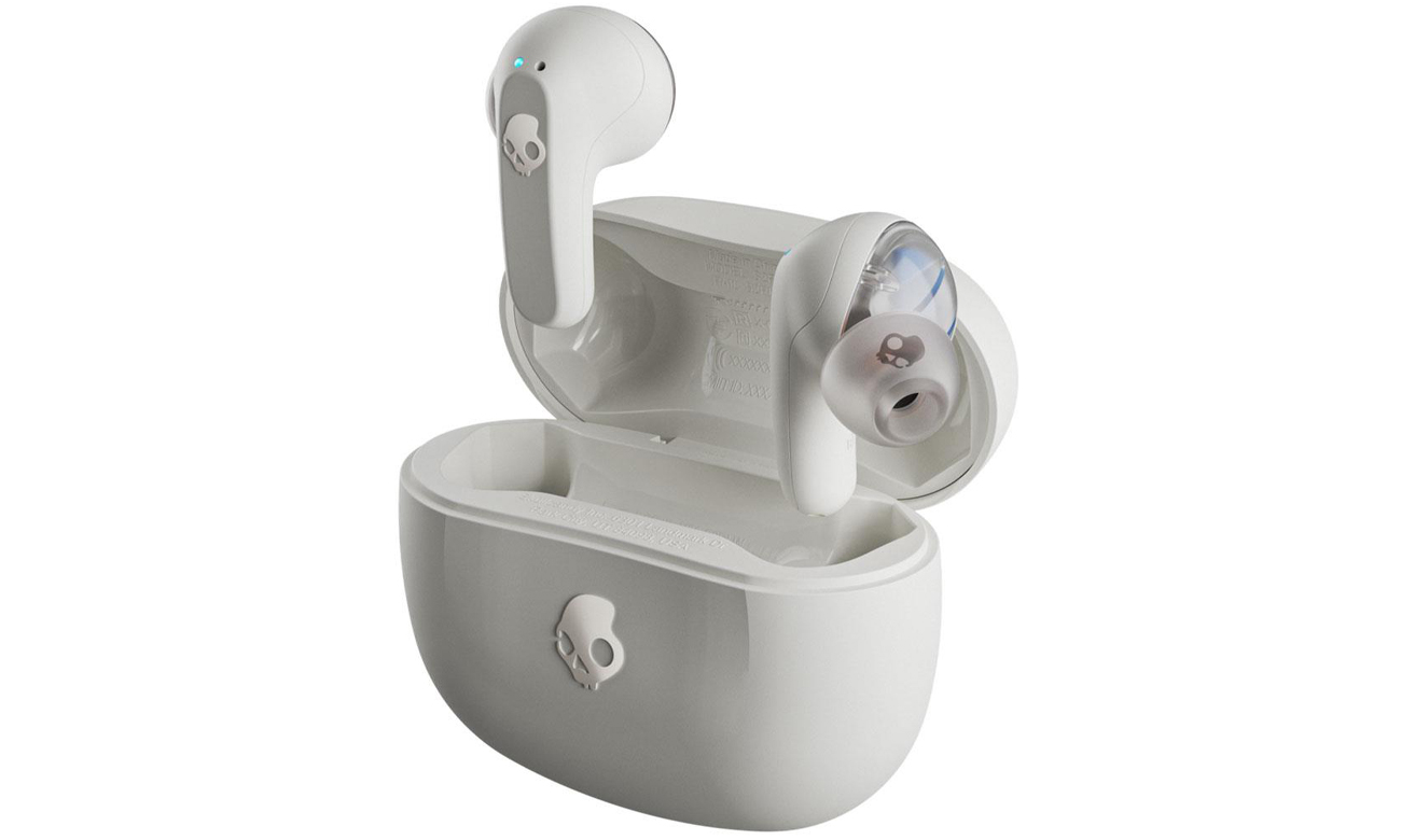 Słuchawki bezprzewodowe Skullcandy Rail Białe - Widok z przodu pod kątem wraz z otwartym etui ładującym