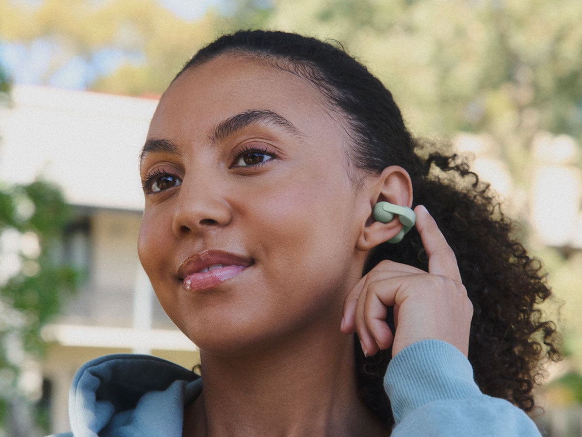 Słuchawki bezprzewodowe Sony LinkBuds Clip - Grafika lifestyle