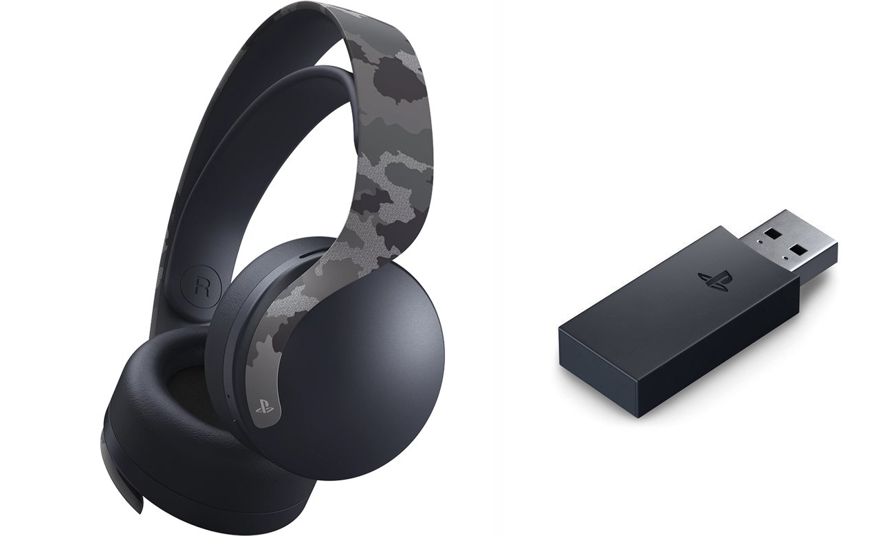 Sony PlayStation 5 Pulse 3D Wireless Headset Grey Camo - Widok od przodu pod kątem wraz z adapterem bezprzewodowym