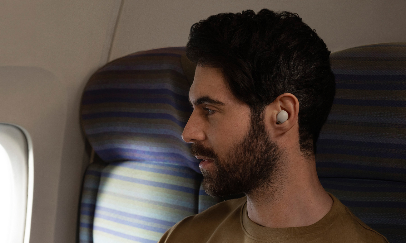 Słuchawki bezprzewodowe Sony WF-1000XM5 Srebrne - Grafika lifestyle