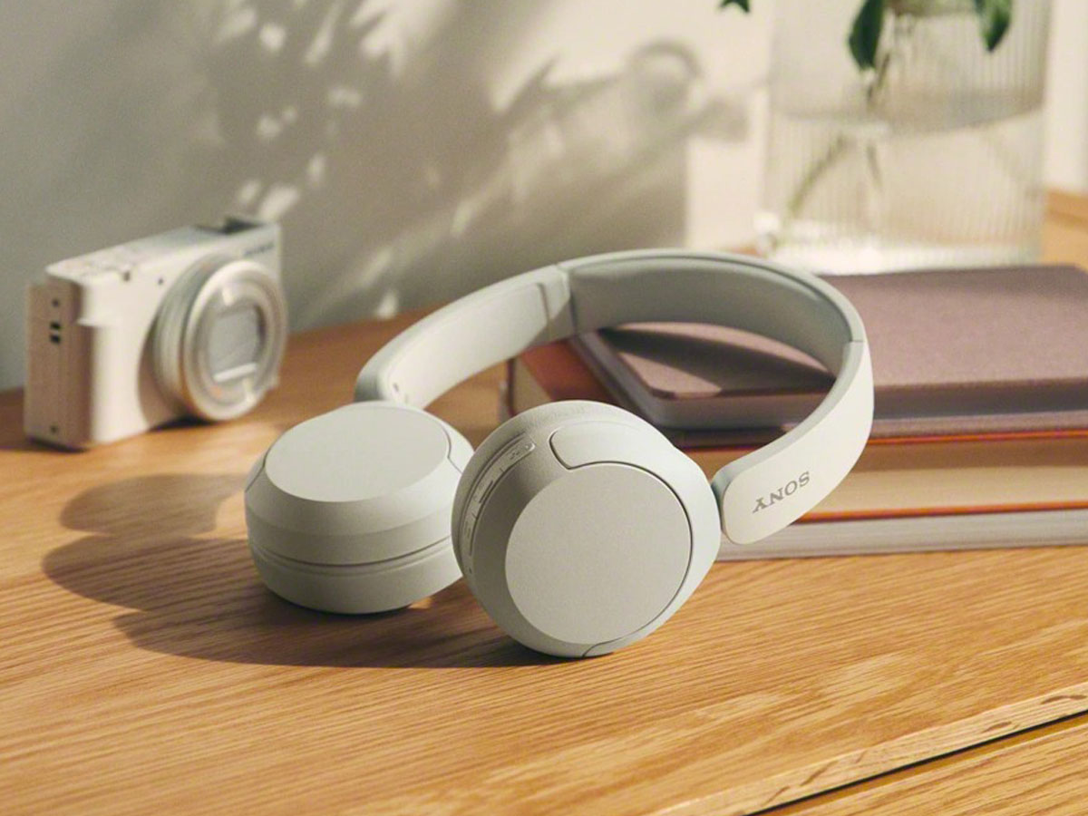 Nauszne słuchawki bezprzewodowe Sony WH-CH520 Białe - Grafika lifestyle
