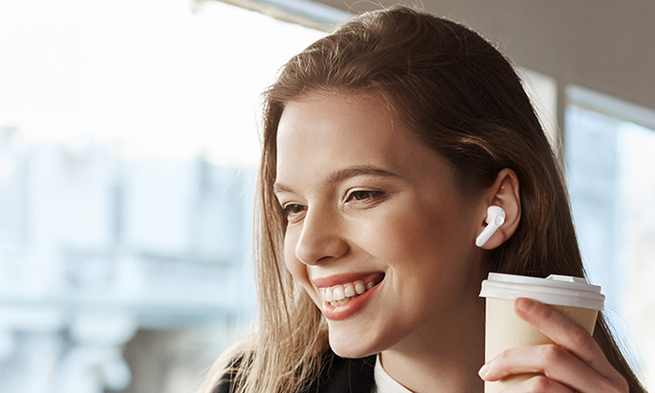 Słuchawki bezprzewodowe Soundpeats Air 4 Pro Białe - Grafika lifestyle