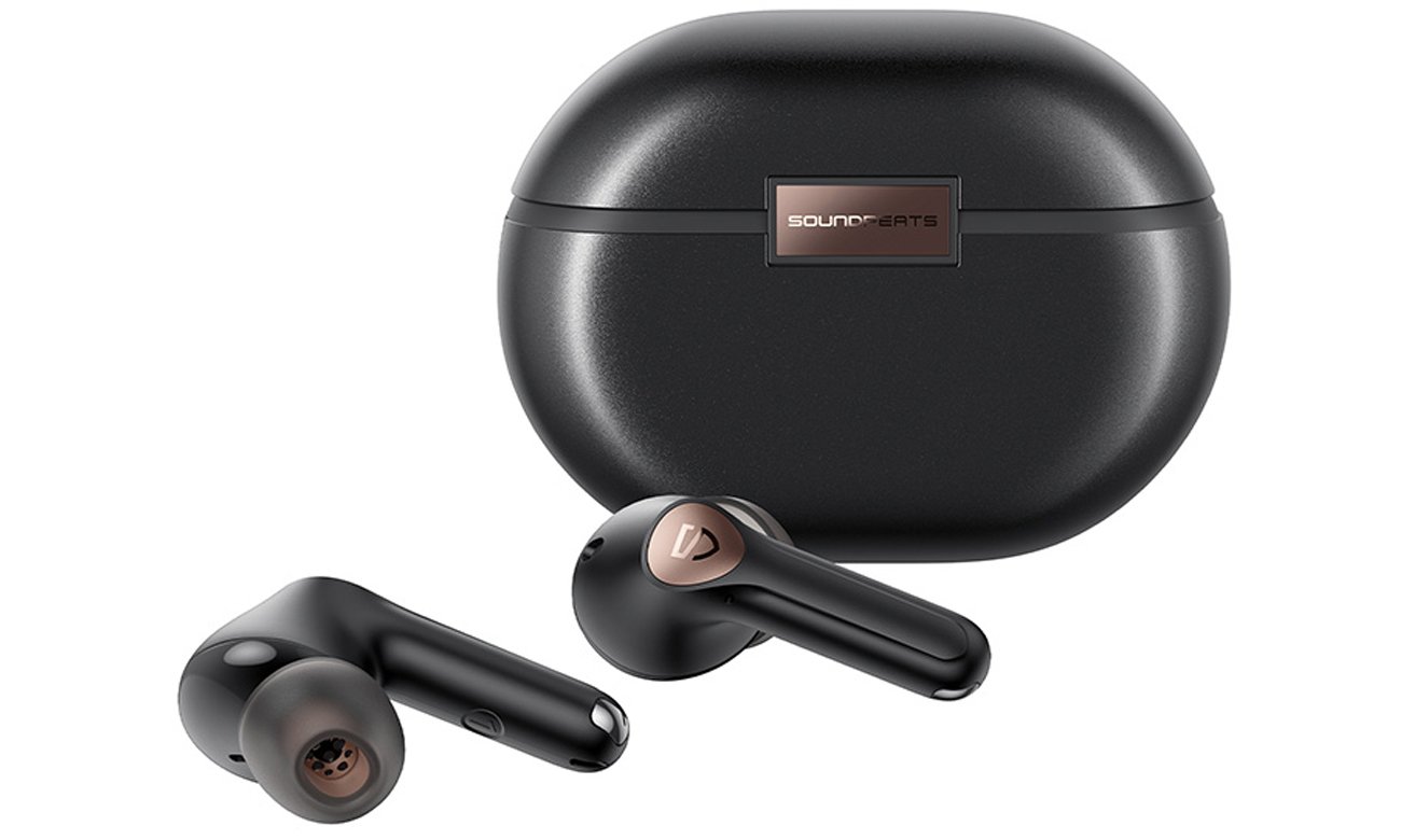 Słuchawki bezprzewodowe Soundpeats Air 4 Pro Czarne - Widok od przodu wraz z zamkniętym etui ładującym