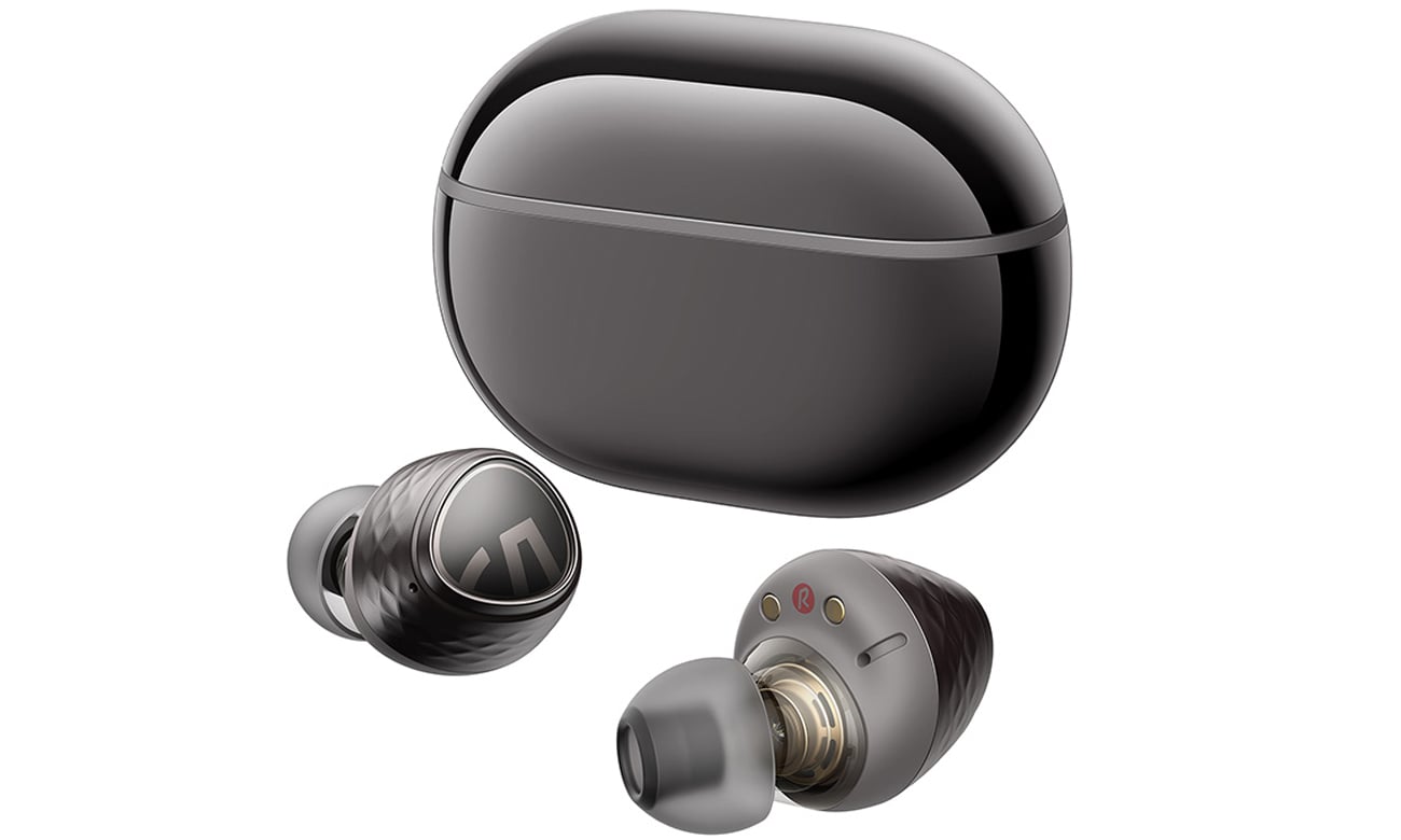Słuchawki bezprzewodowe Soundpeats Engine4 Czarne - Widok od przodu pod kątem wraz z zamkniętym etui ładującym