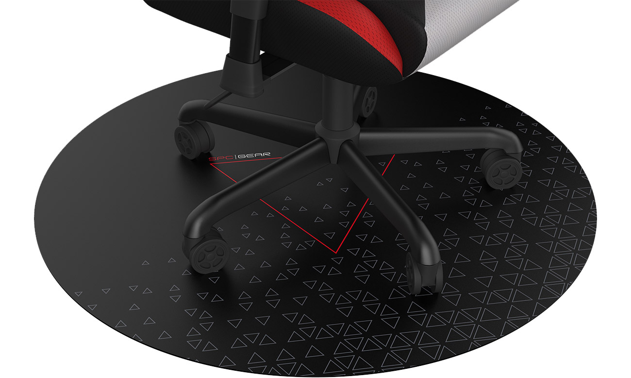 Fotel ustawiony na macie ochronnej SPC Gear Floor Pad 110C