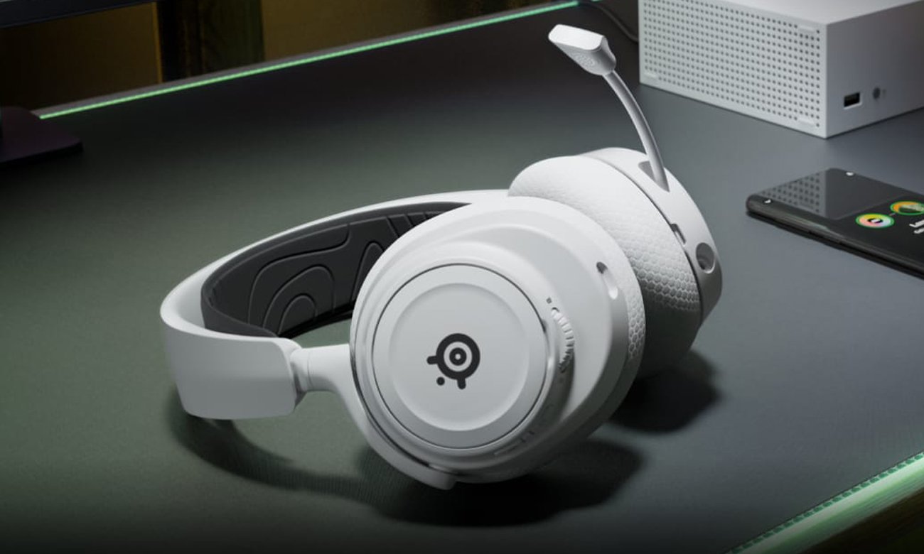 Bezprzewodowy zestaw słuchawkowy SteelSeries Arctis Nova 7X Biały - Grafika lifestyle