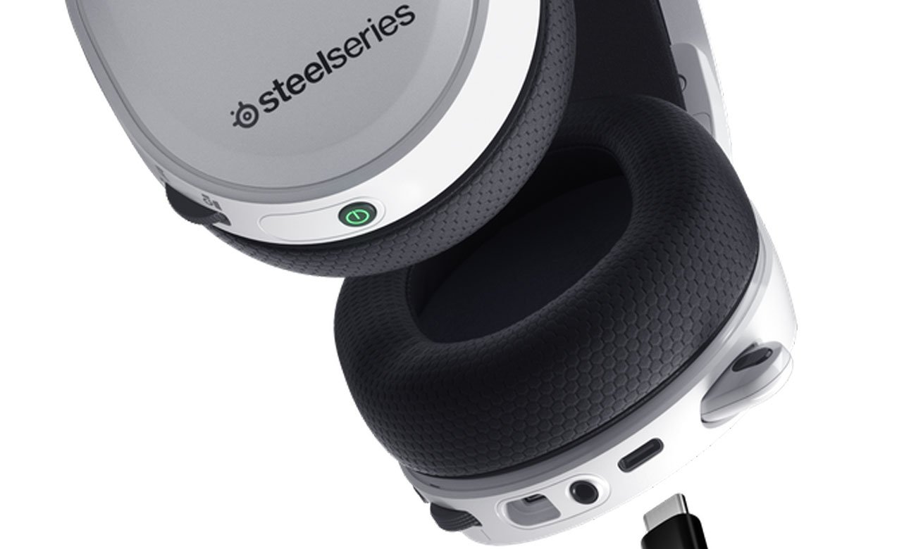 Біла гарнітура SteelSeries Arctis 7+ – амбушюри, кнопки та порт USB-C крупним планом