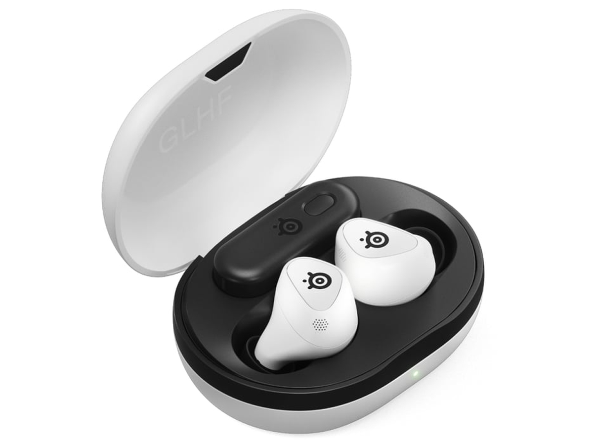 Słuchawki bezprzewodowe SteelSeries Arctis GameBuds Białe - Widok od przodu pod kątem wraz z otwartym etui ładującym