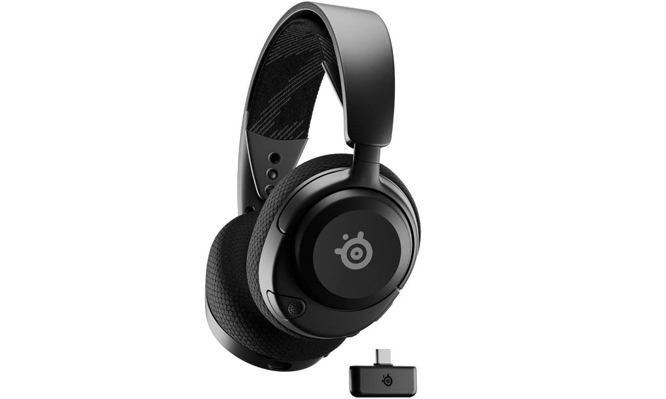 Słuchawki bezprzewodowe SteelSeries Arctis Nova 4 - Widok od przodu pod kątem wraz z adapterem