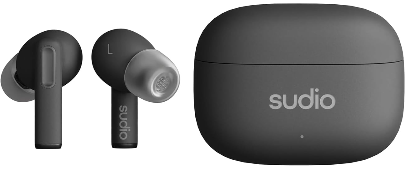 Słuchawki bezprzewodowe Sudio A1 Pro Black - Widok od przodu wraz z zamkniętym etui ładującym