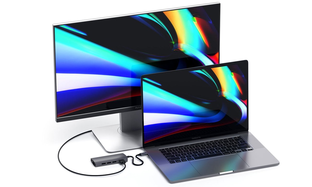 Satechi Aluminium Adapter V2 podłączony do laptopa