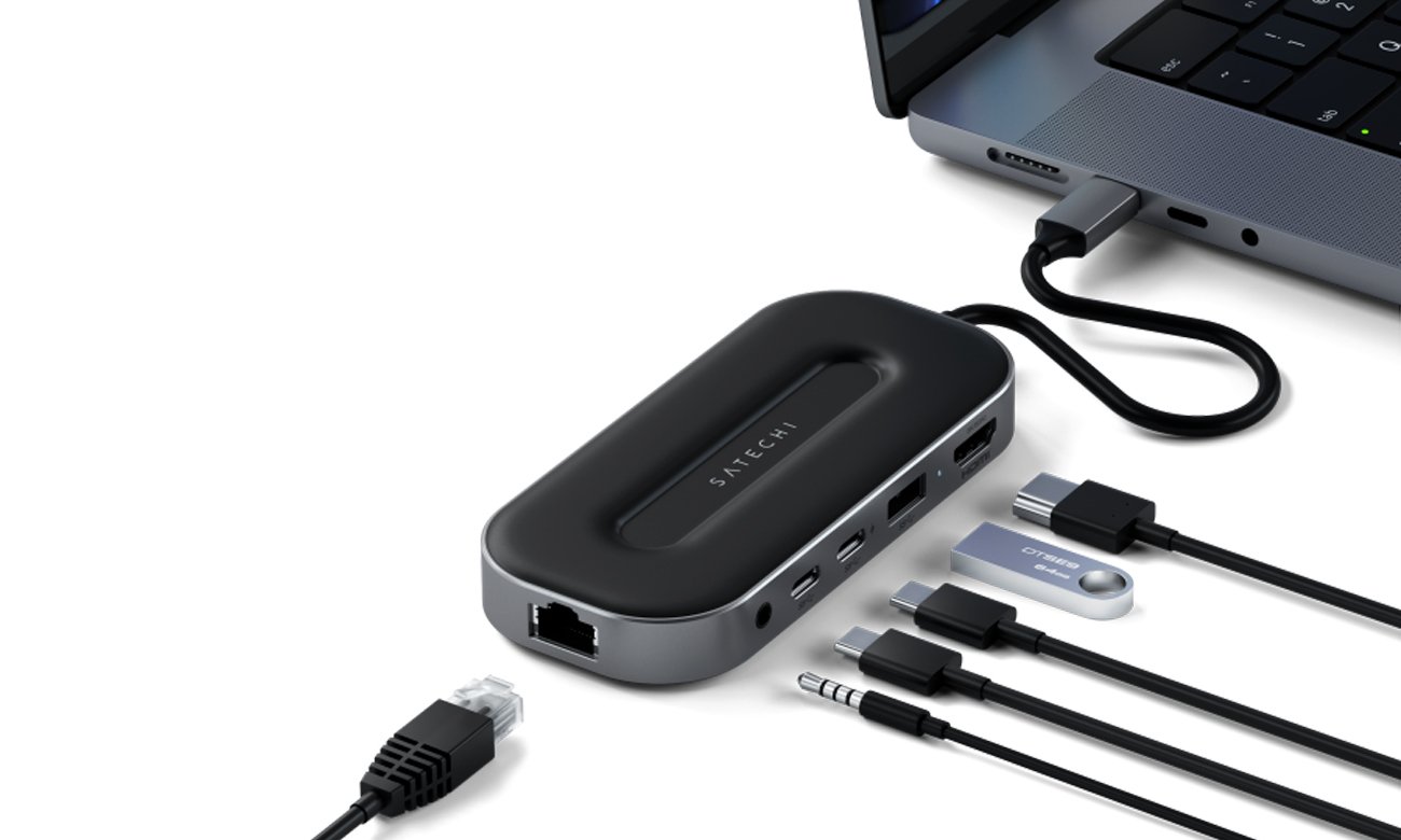 Satechi Multiport Adapter podłączony do laptopa