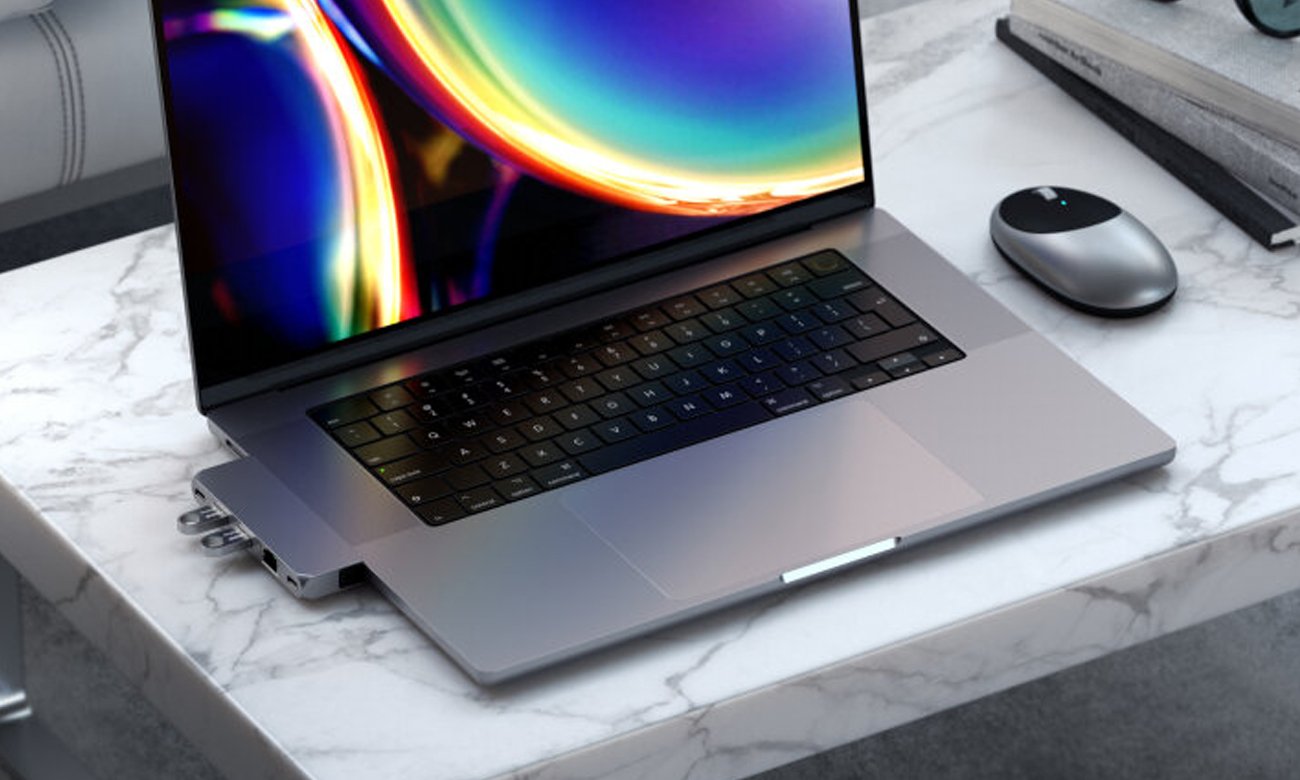 Satechi Pro Hub przy laptopie