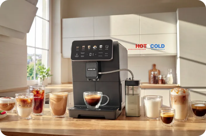 Czarny ekspres Sencor stoi na kuchennym blacie z czarną kawą na podstawce, obok 8 różnych kaw wokół; napis Hot&Cold