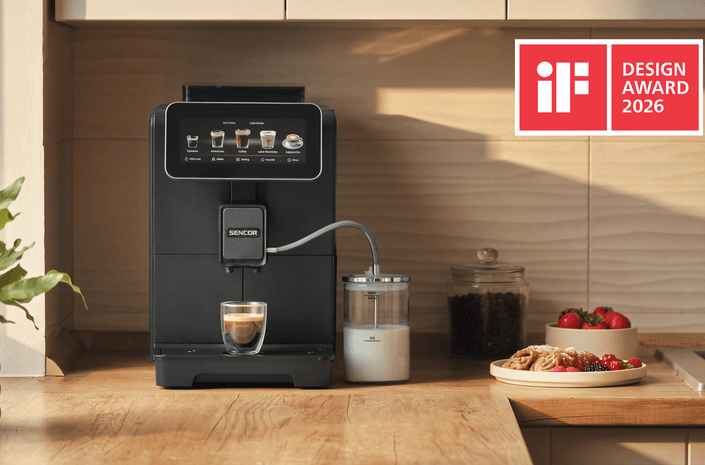 Ekspres Sencor SES 9470BK na kuchennym blacie z logo iF Design Award 2026